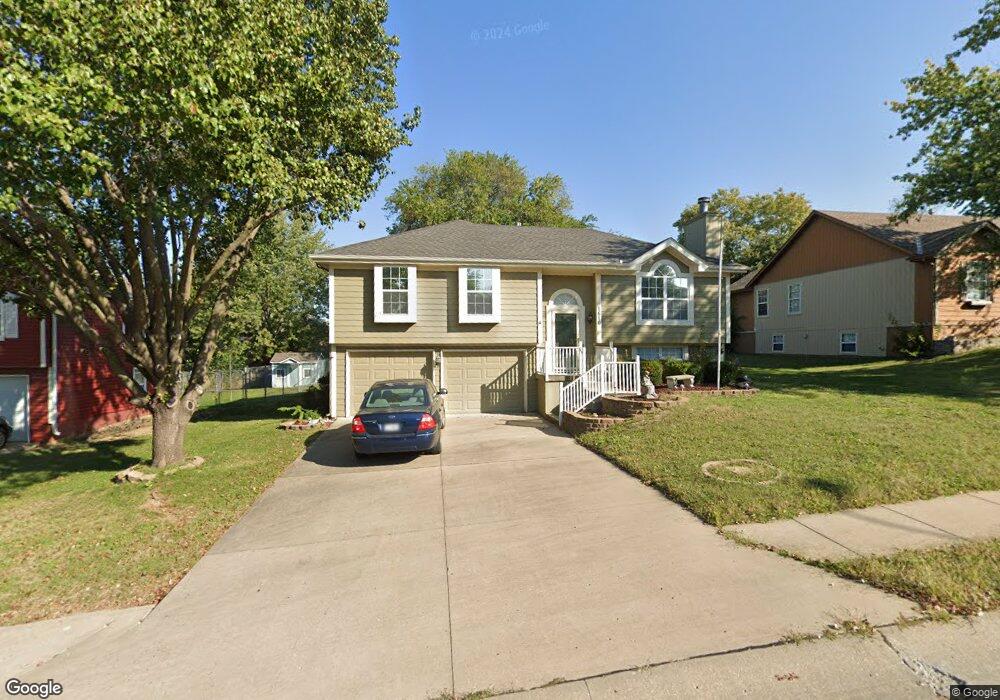 1610 Roberta Dr, Raymore, MO 64083 - photo 1