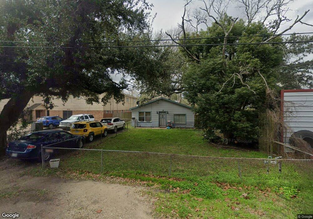 307 N Bates St, Alvin, TX 77511 - photo 1