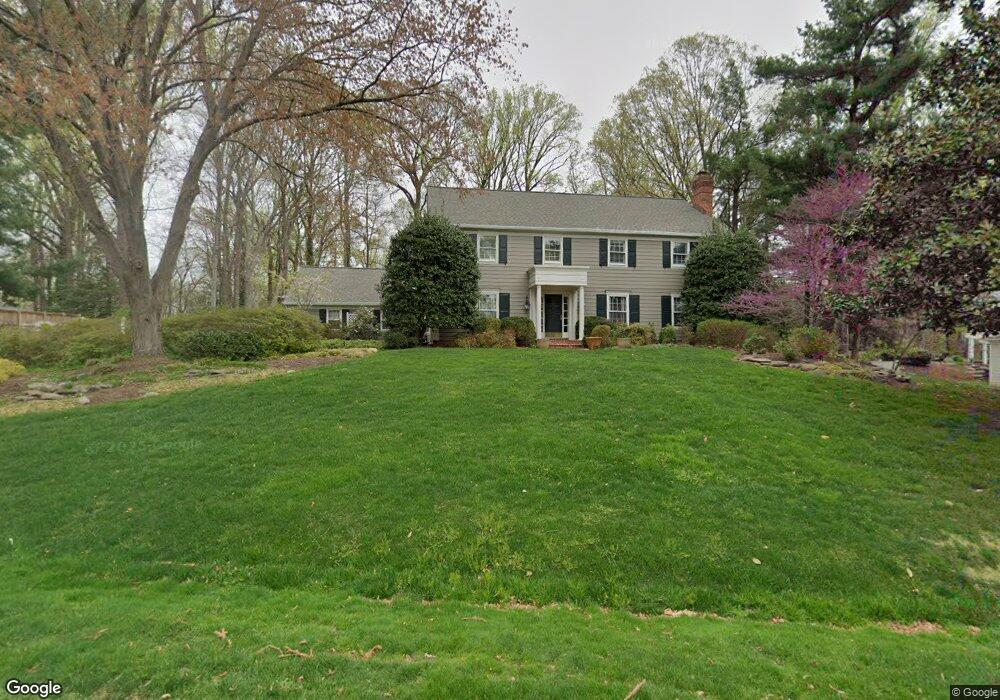 7106 Holyrood Dr, McLean, VA 22101 - photo 1