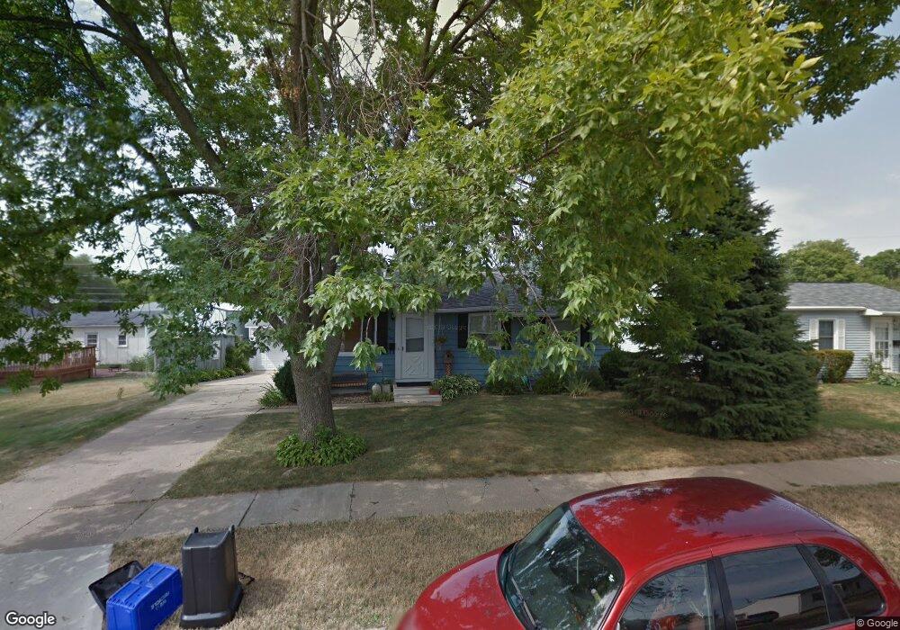 820 Valleyview Dr, Marion, IA 52302 - photo 1