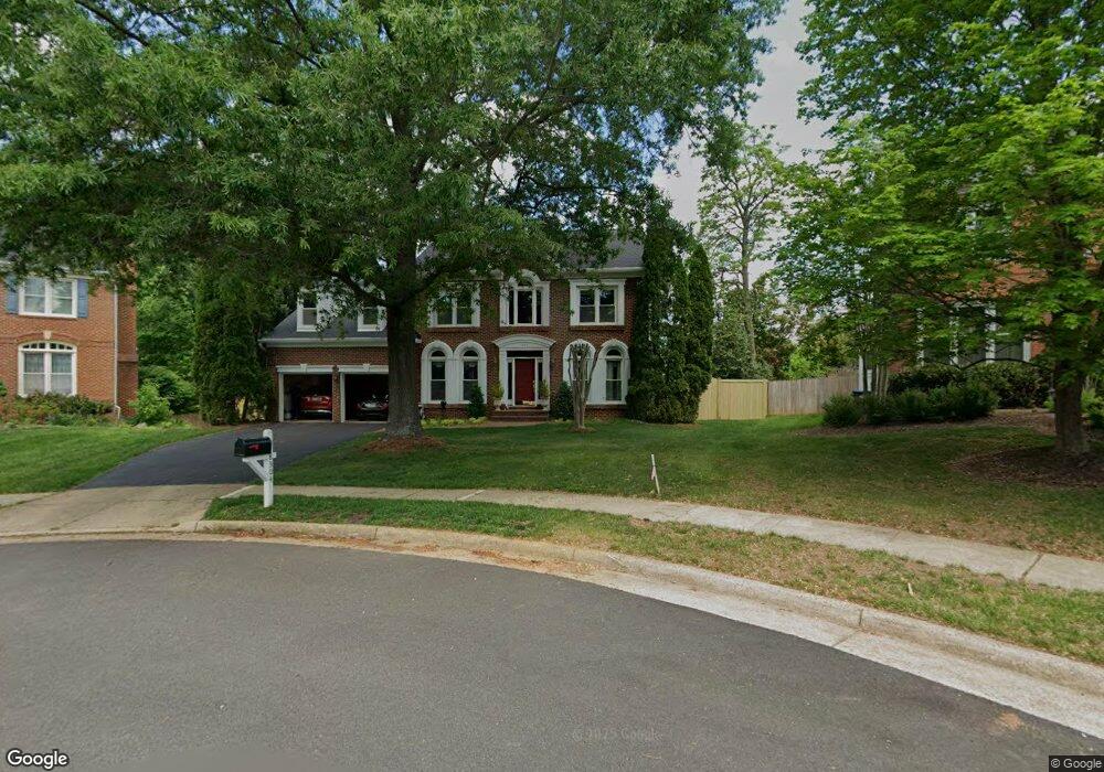 8304 Lord Fairfax Ct, Vienna, VA 22182 - photo 1