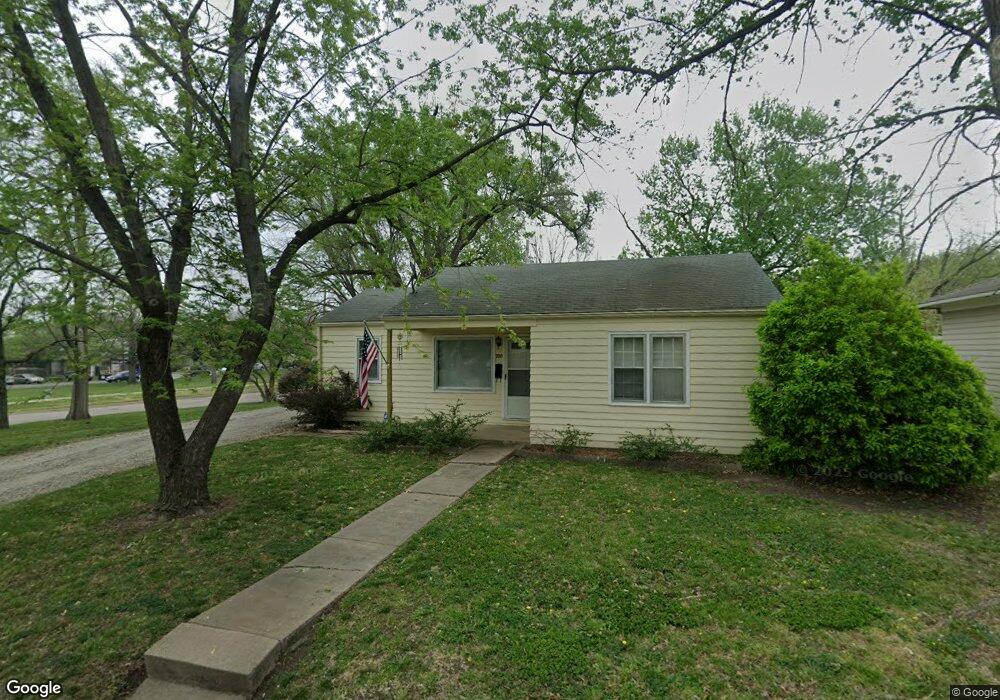 700 SW Frazier Ct, Topeka, KS 66606 - photo 1