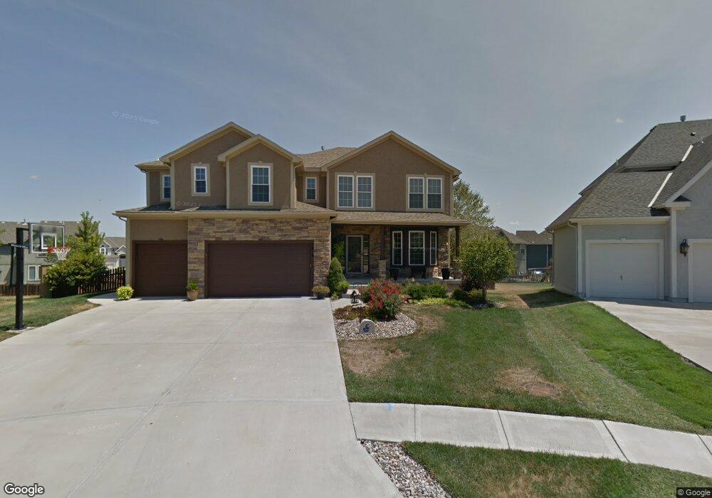 5819 Roundtree St, Shawnee, KS 66226 - photo 1