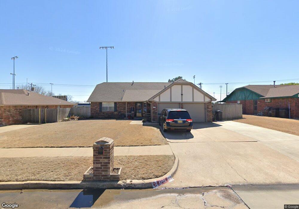 1104 NE 4th St, Moore, OK 73160 - photo 1