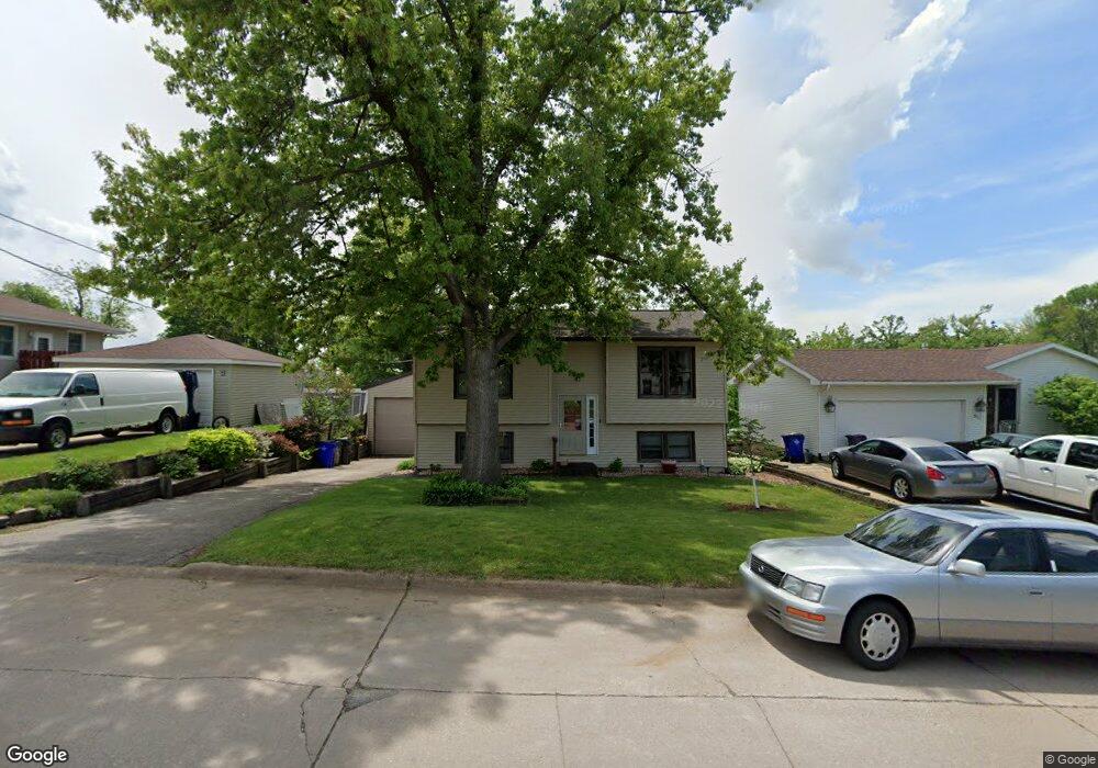 81 29th Ave SW, Cedar Rapids, IA 52404 - photo 1