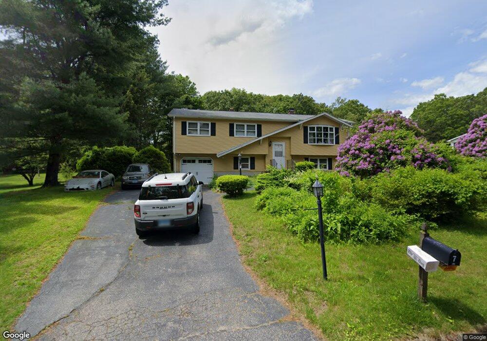 7 Canterbury Ln, Pawcatuck, CT 06379 - photo 1