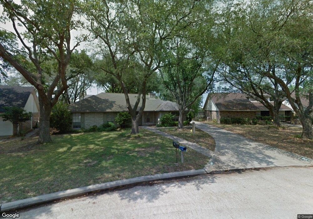 402 N Pecan Dr, Tomball, TX 77375 - photo 1