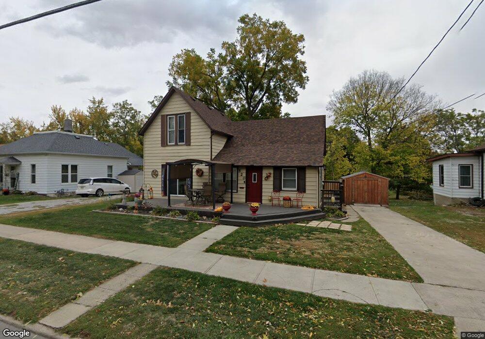 520 W 3rd St S, Newton, IA 50208 - photo 1