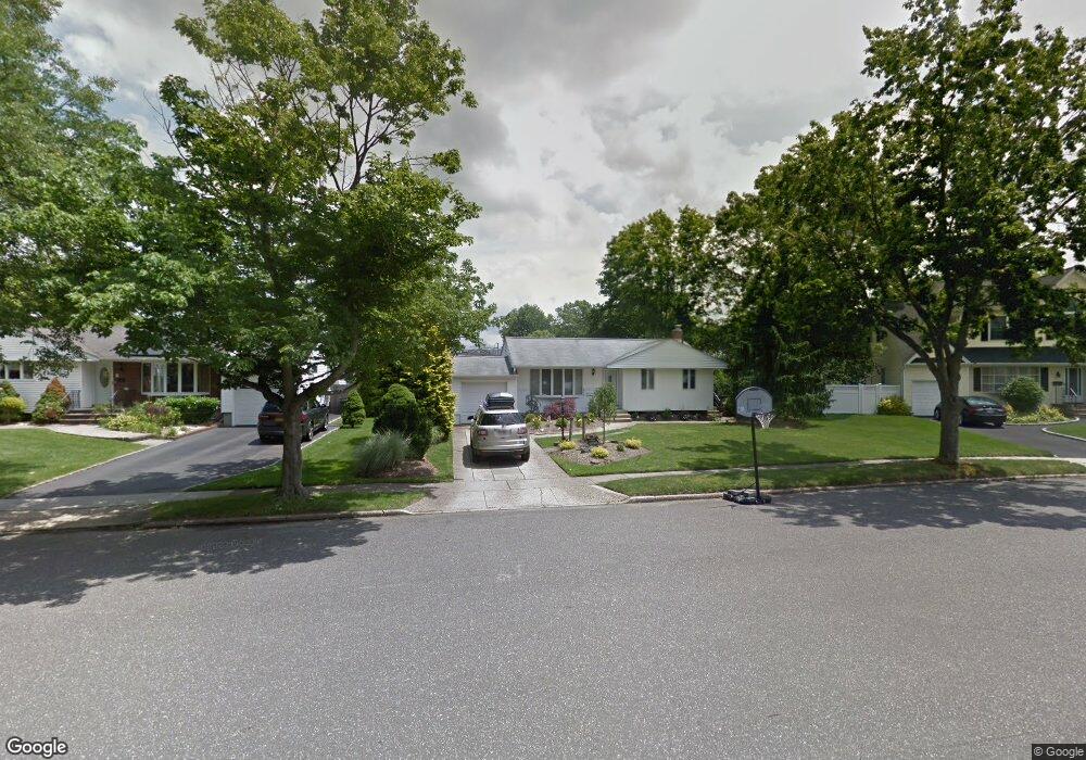 10 Emerald Ct, ComMacK, NY 11725 - photo 1