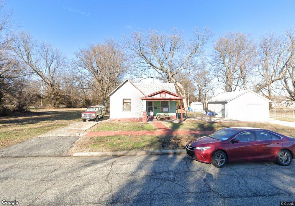 2215 Morgan Ave, Parsons, KS 67357 - photo 1