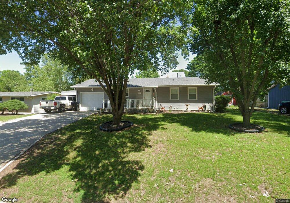 2304 SW Madeline Ln, Topeka, KS 66614 - photo 1