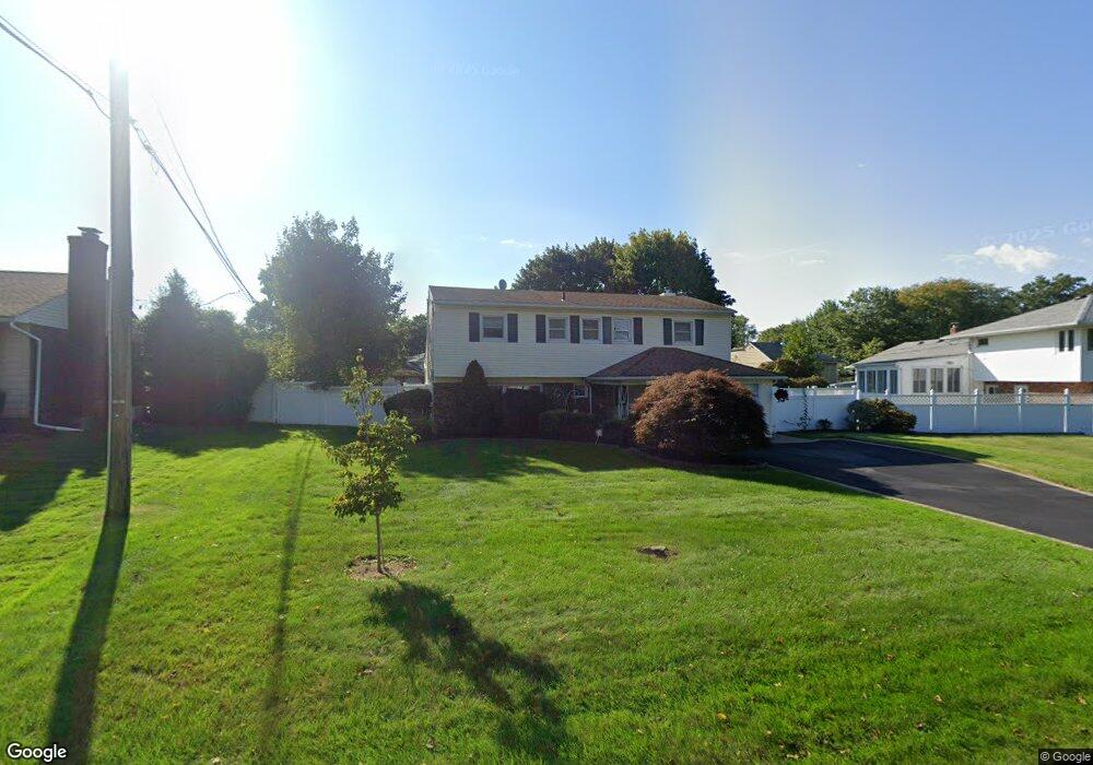 24 Plum Tree Ln, ComMacK, NY 11725 - photo 1