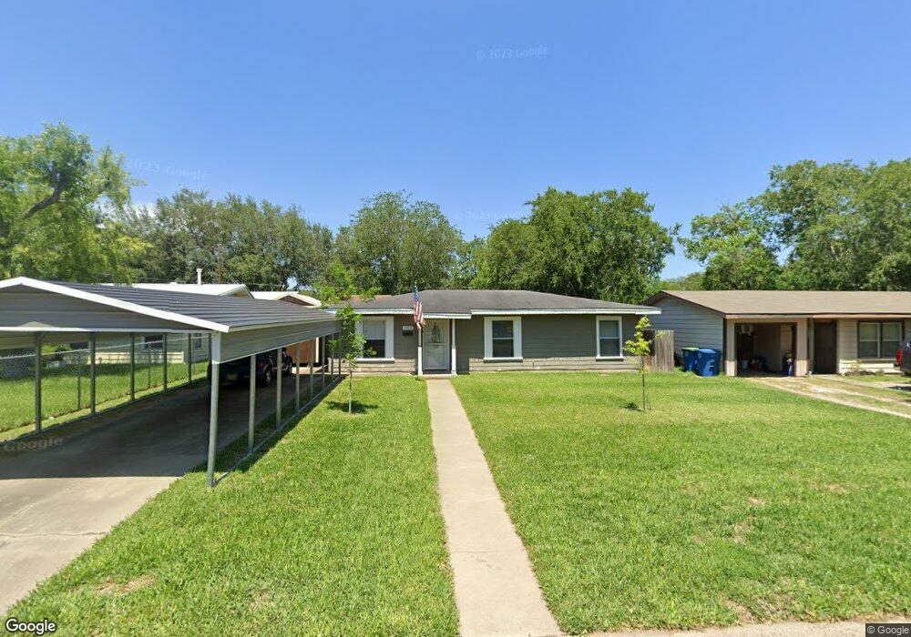 1003 E Huntington St, Beeville, TX 78102 - photo 1
