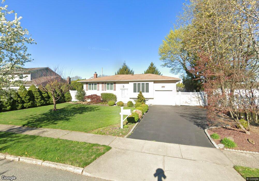 10 Algonquin Ln, ComMacK, NY 11725 - photo 1