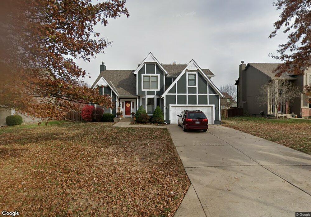 5413 Hilltop Dr, Shawnee, KS 66226 - photo 1